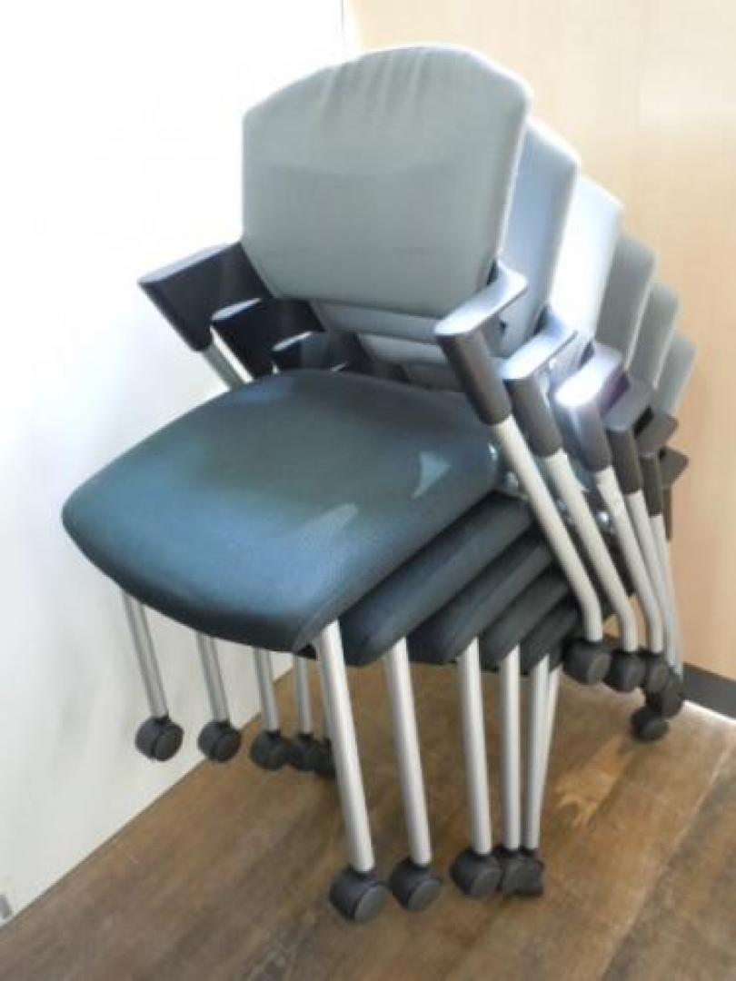 グッドデザイン賞受賞。身体にぴったりフィットするデザイン【セット商品】　KOKUYO　■　プロッティ　■　キャスター付スタッキングチェア6脚セット！【会議チェア】
                                    中古
            