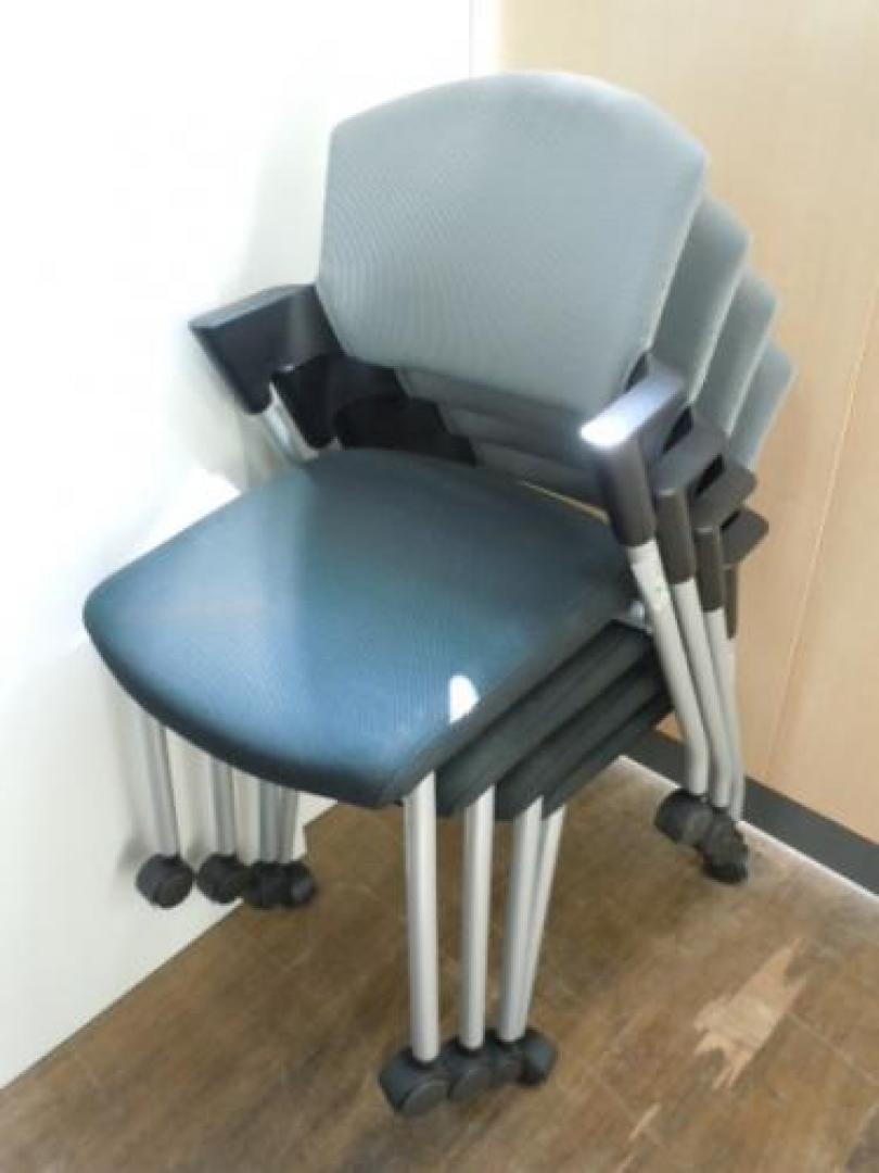 グッドデザイン賞受賞。身体にぴったりフィットするデザイン【セット商品】　KOKUYO　■　プロッティ　■　キャスター付スタッキングチェア4脚セット！【会議チェア】
                                    中古
            