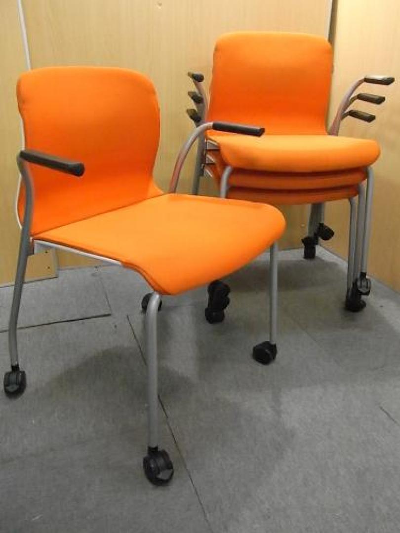 <br>【4脚1セット】お得な4脚で1セットです♪【状態】普通<br>【メーカー】コクヨ　ＫＯＫＵＹＯ<br>【商品】キャスター付　ミーティングチェア〜アリーナーＣシリーズ　ＡＬＩＮＡ/Ｃ〜<br>〜直線と曲線が生む快適な座り心地〜<br>【セット商品】【会議チェア】
                                    中古
            