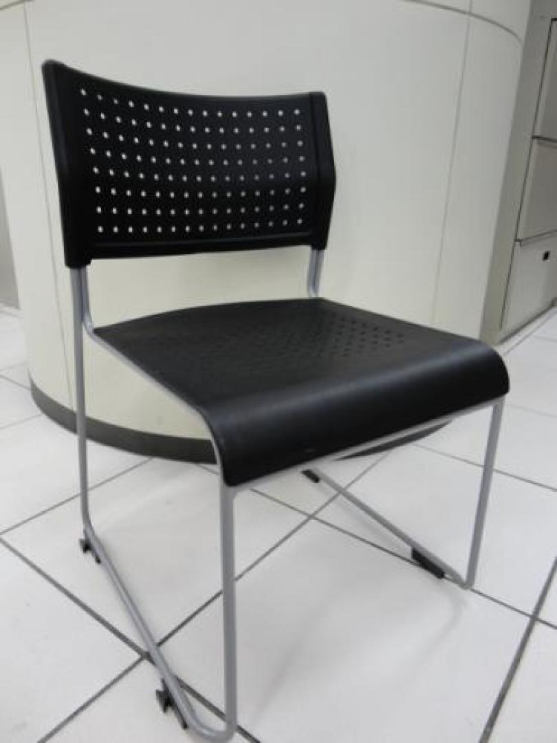 大量入荷!!　スタッキングチェア　ブラック　【会議チェア】
                                    中古
            