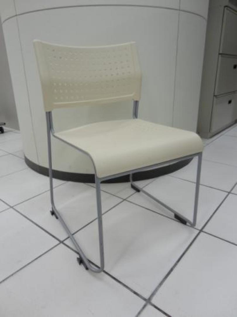 スタッキングチェア　ホワイト色【会議チェア】
                                    中古
            