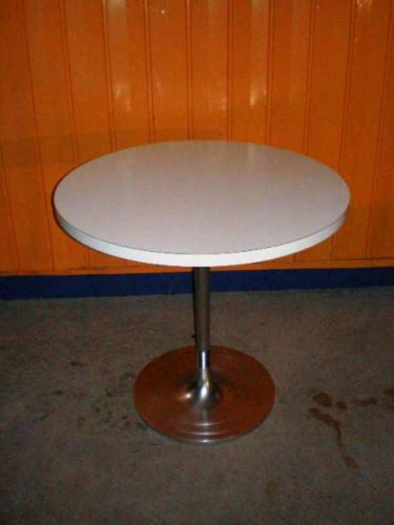 綺麗です！あなたの様に・・・。白い円テーブルはいりました！
                                    中古
            