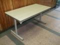 折畳み型ミーティングテーブル　4名様に最適　畳んで収納できる優れもの！