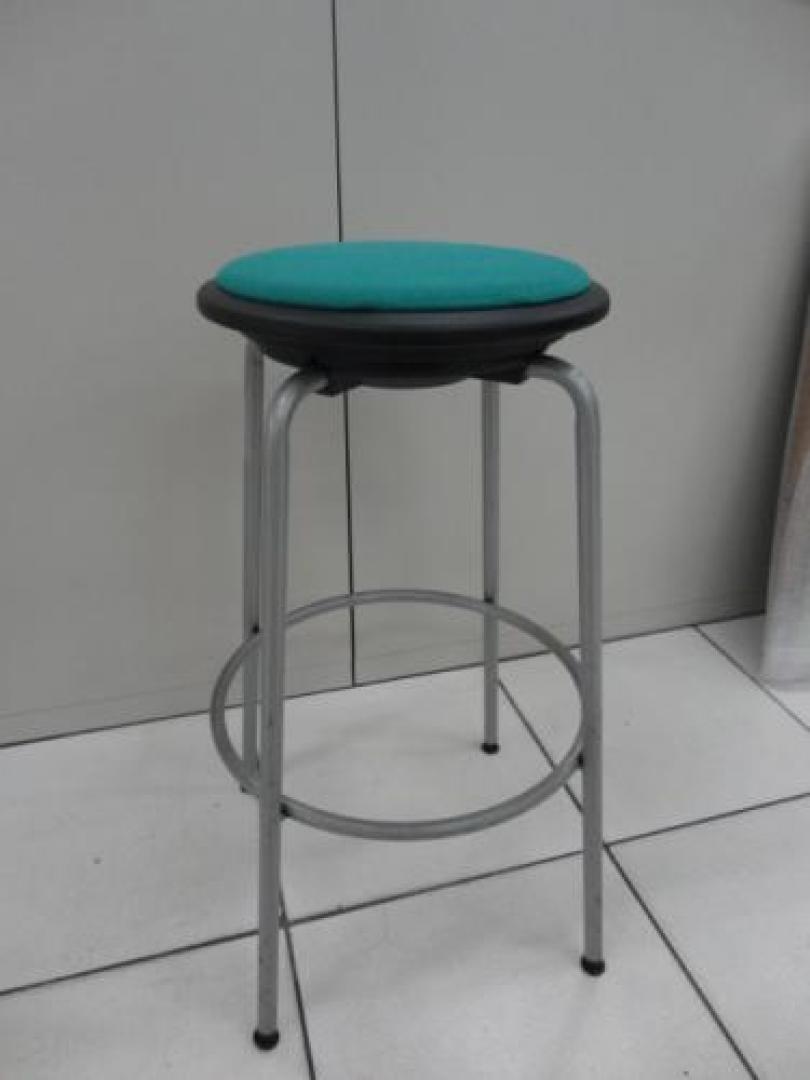 オカムラ製　カウンターチェア　グリーン　座面回転します!!
                                    中古
            