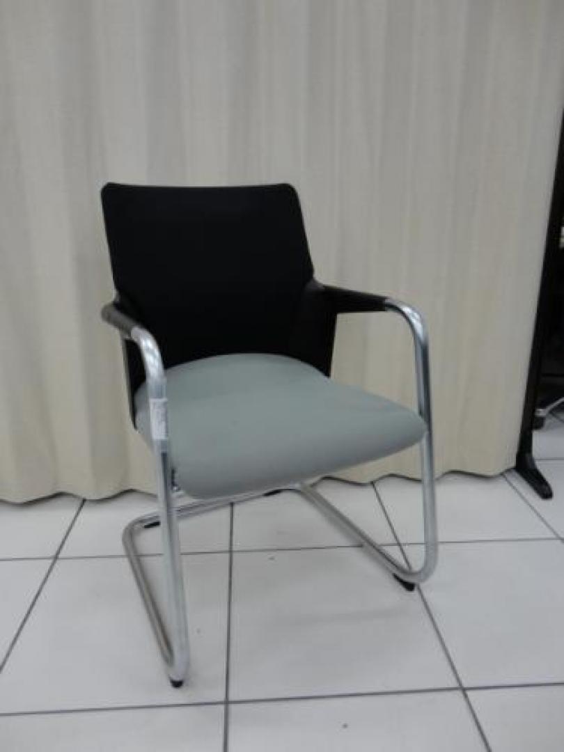 ■ミーティングチェア■状態・デザイン共に◎■厚めのクッションは時間を忘れさせる【会議チェア】
                                    中古
            