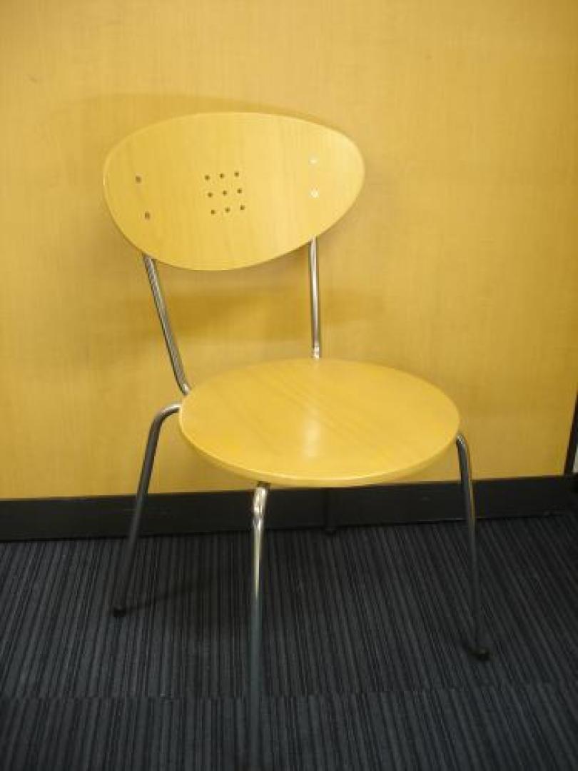 【これは可愛い！】木製のスタッキングチェア【会議チェア】
                                    中古
            