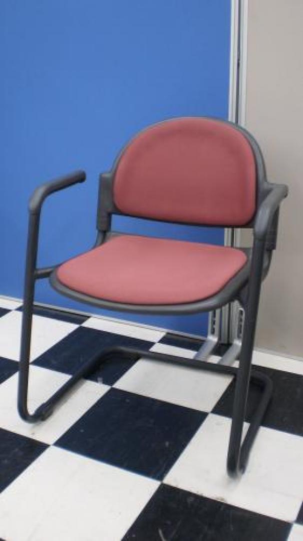 ◆状態普通◆プラス製のミーティングチェアが入荷！！これで会議もバッチリだね。【会議チェア】
                                    中古
            