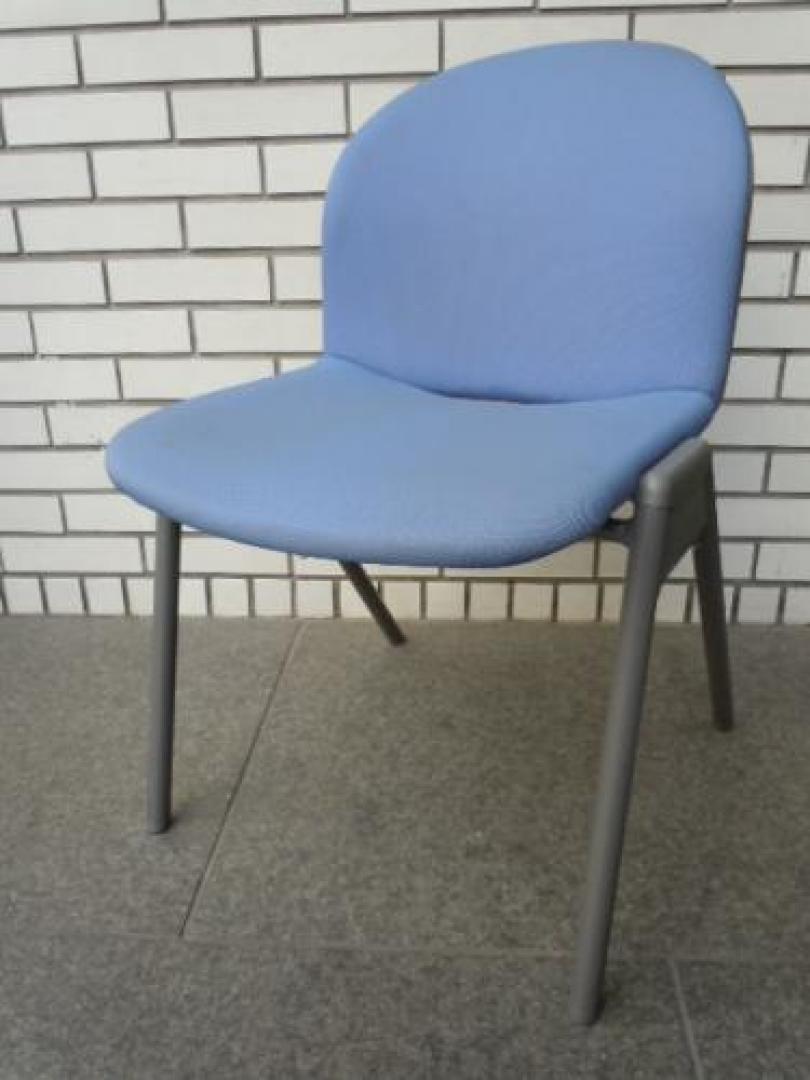 ★★状態良好！★★　ブルー色のスタッキングチェア　◆　4脚入荷しました！【会議チェア】
                                    中古
            