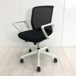 大人気ホワイト×ブラックカラー！４脚入荷！
リクライニング機能付き　様々な場面において大活躍！