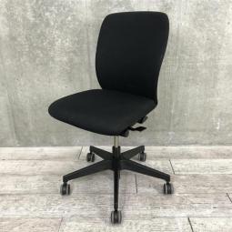 【5/15(金)入荷予定の商品となります！】【座る人を選ばない、シンプルスタイルなオフィスの定番シリーズ！把手付きで汚れ対策＆持ち運びラクラク！】■イトーキ(ITOKI)製　フルゴ(fulgo)チェア　ローバック　肘無　クッションタイプ　■ブラック　※旧型エンブレム