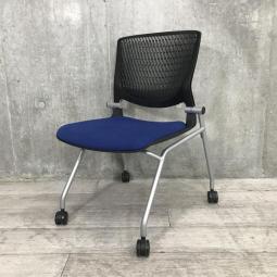 【5/15(金)入荷予定の商品となります！】【スリット構造のシェルがワーカーを軽やかに受け止める！】■オカムラ(okamura)製　グラータ(Grata）)チェア　ネスティングチェア　ミーテイングチェア　■背面樹脂メッシュ　■キャスター付き　■ブルー