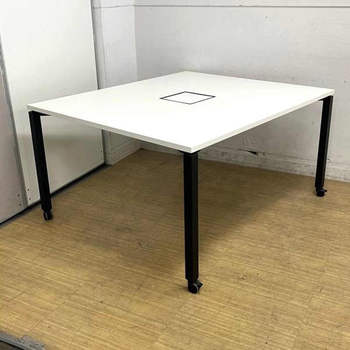 コクヨ　ワークフィット　ワークテーブル　フリーアドレスデスクとして利用可能　ホワイト天板×ブラック脚（キャスター）　空間を広く見せるオープン脚　1200×1200サイズ
                        ワークフィット
                                    中古
            