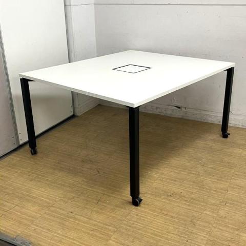 コクヨ　ワークフィット　ワークテーブル　フリーアドレスデスクとして利用可能　ホワイト天板×ブラック脚（キャスター）　空間を広く見せるオープン脚　1200×1200サイズ