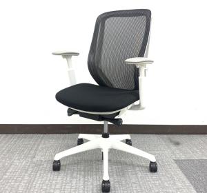 1脚限定【前傾チルト機能付き！オカムラ製品で最も人気を集める高機能メッシュチェア！】■オカムラ（okamura）製　シルフィー（Sylphy）チェア　肘付ハイバック　背面メッシュ　■ブラック×ホワイトシェル【AD】