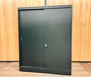 【お問い合わせの多い引違い書庫が入荷！スライド引き戸だから開閉スペースに困りません！】■オカムラ（okamura）製　レクトラインシリーズ　2枚引き戸タイプ　引違い書庫　■シリンダー錠　■ブラック【AD】※ベース無しのため特価品