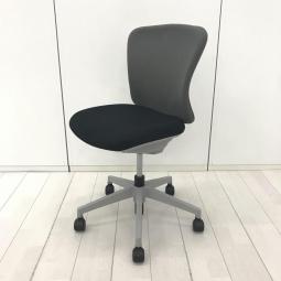 【定価約5万円】【やさしく身体を支え、長時間でも疲れにくい！イナバ品質の快適チェア！】■イナバ(Inaba)製　バルチェ(Valche)チェア　肘無し　ローバック　■背面グレー×座面ブラック 【セルフアジャストメント機構採用であらゆるワークシーンにフィット！】【弊社使用欄：A01073770】