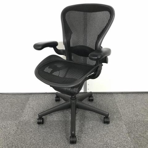 【オフィスチェアの最高峰！圧倒的人気、知名度を誇るオフィスチェア！】 ■ハーマンミラー（HermanMiller）製　アーロンチェア　肘付　ハイバックチェア　■スタンダード仕様　■固定肘・ランバーサポート付き　■ブラック