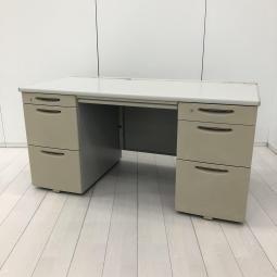 【広々としたワークスペースと収納力で作業効率アップ！上長デスクとしてもオススメ！】■オカムラ(okamura)製　SD-eシリーズ　両袖デスク　W1400×D700mm　■配線口　■シリンダー錠　■ライトグレー　※日焼け有