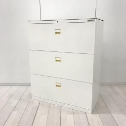 【在庫入替セール品！（本在庫限定価格）】【大きく開いて収納物が見やすく、収納力も抜群！どの空間でも使いやすいホワイトカラー！】■オカムラ（okamura）製　SAデュオラインシリーズ 　3段ラテラル　ローキャビネット　W900×D450㎜　天板付き　■シリンダー錠　■ホワイト【弊社使用欄：A01048849】【HU】