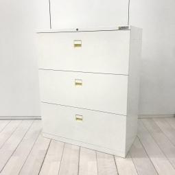 【在庫入替セール品！（本在庫限定価格）】【大きく開いて収納物が見やすく、収納力も抜群！どの空間でも使いやすいホワイトカラー！】■オカムラ（okamura）製　SAデュオラインシリーズ 　3段ラテラル　ローキャビネット　W900×D450㎜　■シリンダー錠　■ホワイト【弊社使用欄：A01049611】【HU】