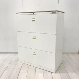 【在庫入替セール品！（本在庫限定価格）】【大きく開いて収納物が見やすく、収納力も抜群！どの空間でも使いやすいホワイトカラー！】■オカムラ（okamura）製　SAデュオラインシリーズ 　3段ラテラル　ローキャビネット　W900×D450㎜　天板付き　■シリンダー錠　■天板:木目ナチュラル×ホワイト　【弊社使用欄：A01051760】【HU】