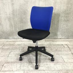 【在庫入替セール】国内ブランド　内田洋行　エポチェア　背ブルー×座ブラックの定番カラー　リーズナブルな価格が人気の秘訣　※背もたれのエンブレム欠損