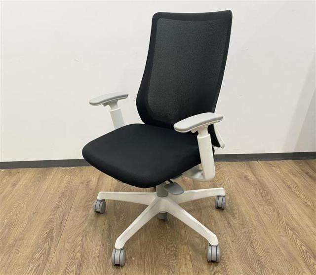 【状態良好品!】【大人気のブラックカラーが入荷! 腰まわりをしっかりホールド! 長時間作業も快適フィット!】■オカムラ(okamura)製 フルーエント(Fluent)チェア 肘付 ハイバック 背面メッシュ ■可動肘 ■色:ブラック×ホワイトシェル【入替セールにつき30%OFF!】