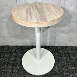 【2023年製】リフレッシュスペースやカフェスペースにおすすめ！シックな木目天板の丸テーブルです。　■オカムラ（okamura）Alt Piazza（アルトピアッツァ）　ミーティングテーブル　カフェテーブル《オフィスバスターズ福岡博多店は、福岡を拠点として、日本全国へ中古オフィス用品・オフィス家具を提供しております》