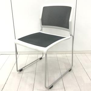【メッシュクロスがしなやかに身体を支える！】■プラス(PLUS)　UMシリーズ　スタッキングチェア　ダークグレー　メッシュ　ホワイトフレーム　ループ脚　ミーティングチェア
