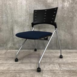 【ソフトベンディングシェルが背を優しく受け止める！】■イトーキ(ITOKI)製　マノス(MANOSS)　チェア　肘無し　スタッキングチェア　ミーティングチェア　■樹脂製（背パッド無し）　■キャスター脚　■ネイビーブルー【弊社使用欄：A01041463】