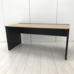 【在庫入替セール品！（本在庫限定価格）】【幅1600㎜】【ゆとりのあるワークスペースで作業効率アップ！】■コクヨ(KOKUYO)製　ワークヴィスタ(Work Vista)シリーズ　平机　フリーアドレスデスク　W1600×D720㎜　■パネル脚　■幕板付き　■天板：木目調ナチュラル/ブラック　【弊社使用欄：A01049768】【HU】