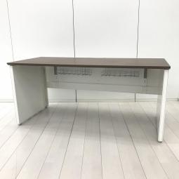 【在庫入替セール品！（本在庫限定価格）】【パネル脚が珍しい！安心の国内メーカーのシンプルなオフィスデスク！】 ■オカムラ(okamura)製　プロユニット(Pro Unit)シリーズ　平机　引き出し無し　W1600×D740㎜　■パネル脚　■配線口　■天板：木目調ブラウン/ホワイト　※キズ有　【弊社使用欄：A01052019】【HU】