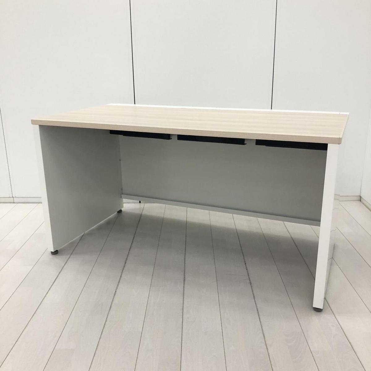 【パネル脚が珍しい！安心の国内メーカーのシンプルなオフィスデスク！】 ■オカムラ(okamura)製　アドバンス(ADVANCE)シリーズ　平机　引き出し無し　W1400×D700㎜　■パネル脚　■配線口　■天板：木目調ナチュラル/ホワイト 【弊社使用欄：A01075889】
                        アドバンス
                                    中古
            