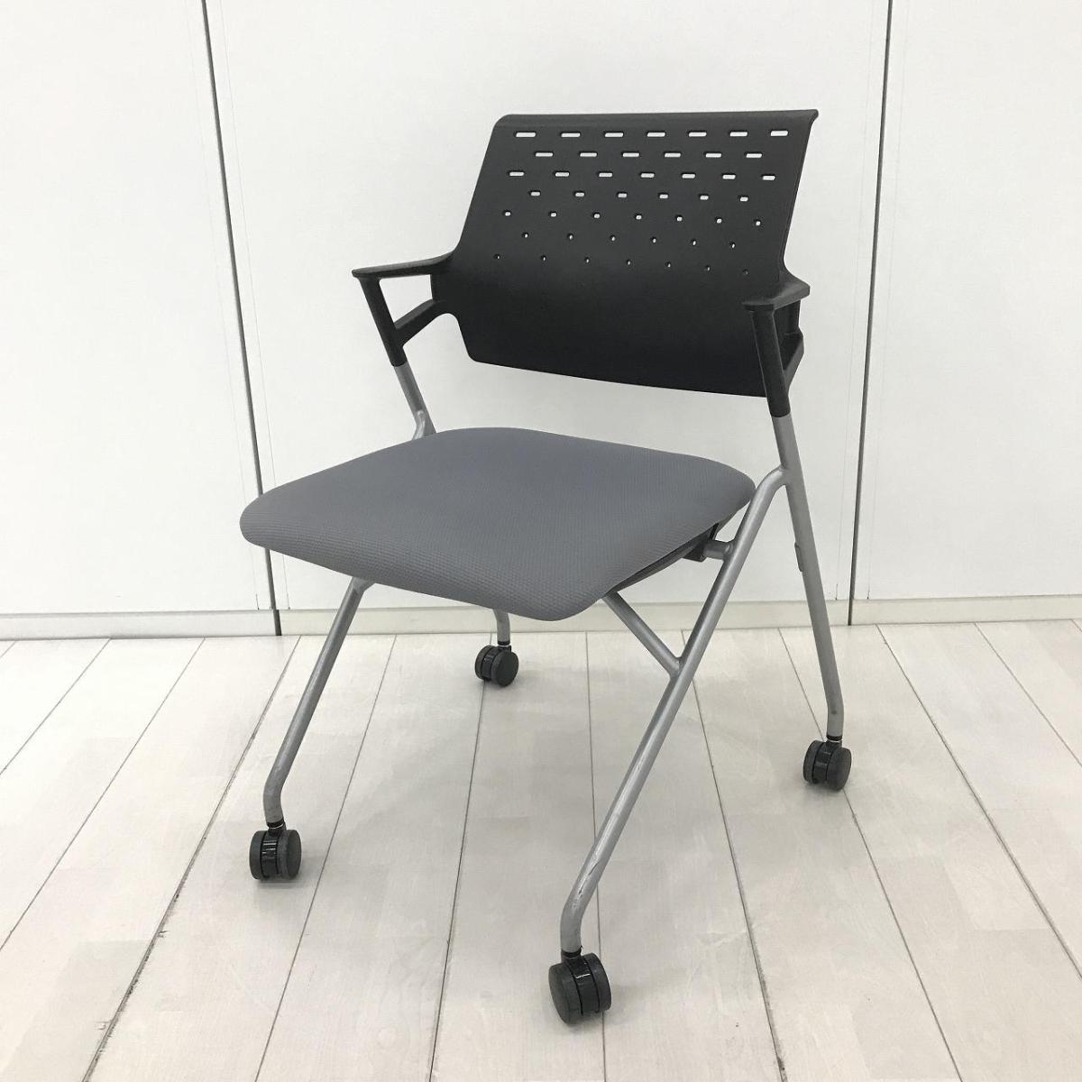 【在庫入替セール品！（本在庫限定価格）】【使わない時は平行に重ねて収納！肘付きで長時間の会議も安心の座り心地】■コクヨ(KOKUYO)製　ピエガ(Piega)シリーズ　ネスティングチェア　ミーティングチェア　■固定肘　■キャスター付　■背パッド無し:ブラック / 座面:グレー　【弊社使用欄：A01052063】【HU】 ピエガ   中古 