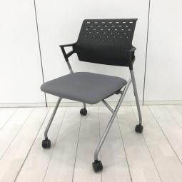 【在庫入替セール品！（本在庫限定価格）】【使わない時は平行に重ねて収納！肘付きで長時間の会議も安心の座り心地】■コクヨ(KOKUYO)製　ピエガ(Piega)シリーズ　ネスティングチェア　ミーティングチェア　■固定肘　■キャスター付　■背パッド無し:ブラック / 座面:グレー　【弊社使用欄：A01052063】【HU】