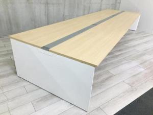 ■オカムラ　フリーウェイ　幅3000mm×奥行1400mm　■天板ネオウッドライト×脚ホワイト【4～6名様推奨サイズ！　足元すっきりナチュラル天板のフリーアドレスデスク！】