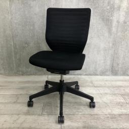 【姿勢の変化をサポート！操作レスで体格にマッチする定番チェア】■イトーキ（ITOKI）製　エピオス（epios）チェア　肘無　ローバック　■ブラック　【弊社使用欄：A01075553】