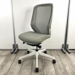 【5/15(金)入荷予定の商品となります！】【前傾チルト機能付き】【オカムラ製品で最も人気を集める高機能チェア！】■オカムラ(okamura)製　シルフィー(Sylphy)チェア　肘付ハイバック　背面メッシュ　■ライトグレー×ホワイトシェル