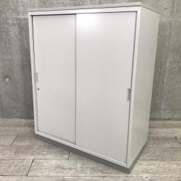 【在庫入替品】【スライド引き戸だから開閉スペースに困りません！】■イトーキ製　シンラインシリーズ　2枚引違い書庫　ローキャビネット　■グレー　■シリンダー錠　■天板/ベース付き【T5】