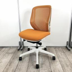 【前傾チルト機能付き】【オカムラ製品で最も人気を集める高機能メッシュチェア！】■オカムラ（okamura）製　シルフィ（Sylphy）チェア　肘無し　ローバック　背面メッシュ　■オレンジ×ホワイトシェル
