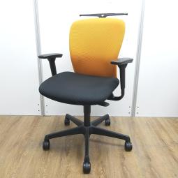 【2脚限定】【シンプルなデザインと厚みのあるクッションが大人気！機能充実のワーキングチェア！】■オカムラ（okamura）製　スラート（sulato）チェア　肘付き　ローバック　■可動肘　■背面：オレンジ × 座面：ブラック　おつとめ品　【T5】