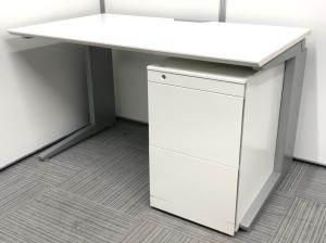 【横幅1400サイズ】【片袖机セット】オフィスの執務室などにお勧め！■オカムラ　プロユニットシリーズ　平デスク＋3段ワゴン　W1400×D700×H720mm　ホワイト天板　シルバー脚　■ゆとりのあるワークスペースで作業効率アップ！【配線カバー欠品】【A01074584】【2605】