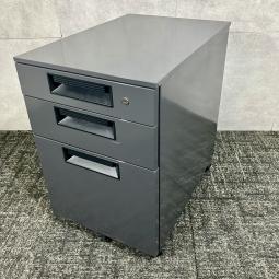 2024年製　美品　【レア入荷！ブラックの３段ワゴン】プラス製　ブラック　３段ワゴン《オフィスバスターズ福岡博多店は、福岡を拠点として、日本全国へ中古オフィス用品・オフィス家具を提供しております》