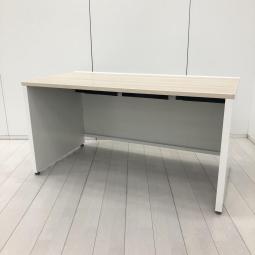 【5/19(火)入荷の商品となります！】【パネル脚が珍しい！安心の国内メーカーのシンプルなオフィスデスク！】 ■オカムラ(okamura)製　アドバンス(ADVANCE)シリーズ　平机　引き出し無し　W1400×D700㎜　■パネル脚　■配線口　■天板：木目調ナチュラル/ホワイト