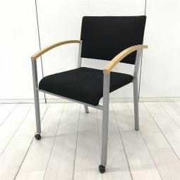 【おしゃれスタッキングがこの価格！定価は何と10万円！】■オカムラ　sign（サイン）　ブラック　■スタッキングチェア　前脚キャスター付き（後脚にはキャスターついておりません）　木製アーム