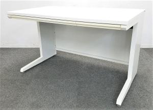 【在庫入替セール】オカムラ　アドバンス　平机　W1000のコンパクトサイズ　ホワイト　中央引き出し付き　※樹脂部分に日焼けが散見されます【愛知・名古屋・豊田・静岡・浜松】
