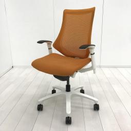 【姿勢の変化にフレキシブルに対応！】　■イトーキ（ITOKI）製　エフチェア　肘付　ハイバック　背面メッシュ　■可動肘　■アンバーオレンジ