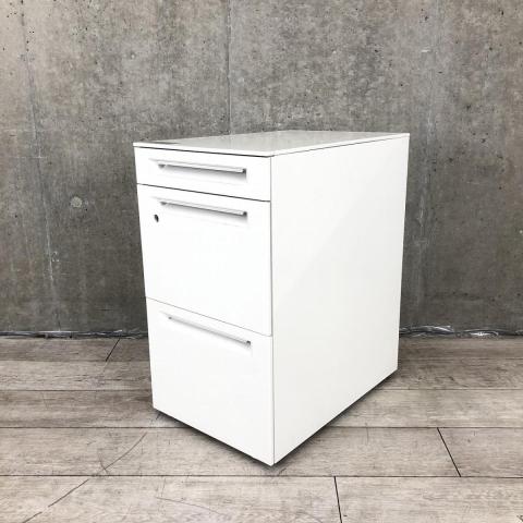 【在庫入替品】【フリーアドレスの必須品!収納とワークスペースの拡張にオススメ!】■オカムラ(okamura)製 プロユニットシリーズ 3段ワゴン フリアド用 ■高さ:680mm ■色:ホワイト ■シリンダー錠※愛知※名古屋※豊田※三重