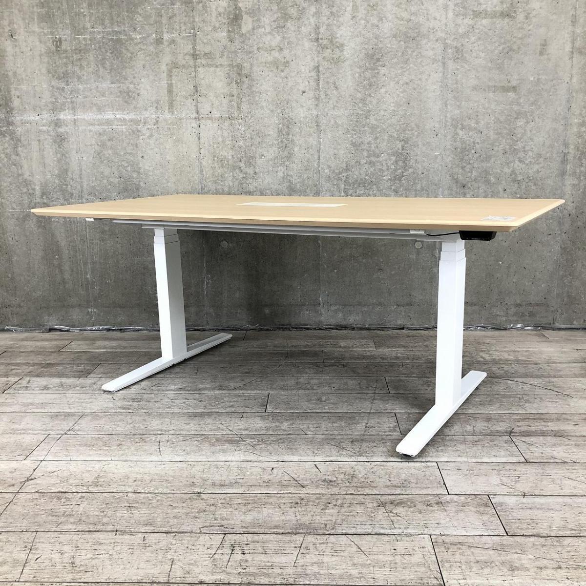 【座り仕事での疲労を軽減！】■オカムラ(Okamura)　Swift(スイフト)シリーズ　電動上下昇降テーブル 　配線口あり　W1800×D900×H700～1250mm　■やさしいイメージで癒しの木目カラー！　■打合せの時短に！スタンディングテーブル【ABW】
                        スイフトテーブル
                                    中古
            