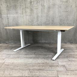 【座り仕事での疲労を軽減！】■オカムラ(Okamura)　Swift(スイフト)シリーズ　電動上下昇降テーブル 　配線口あり　W1800×D900×H700～1250mm　■やさしいイメージで癒しの木目カラー！　■打合せの時短に！スタンディングテーブル【ABW】